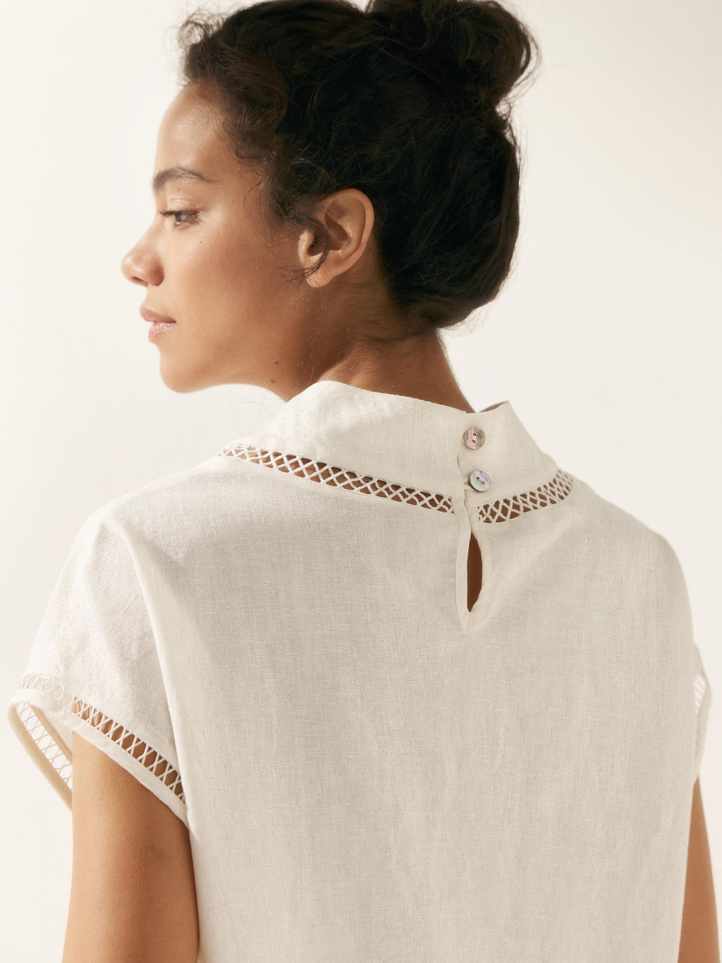 LINTICO LINTICO Linen Cutout Turtleneck Top QUINN — detail shot 7