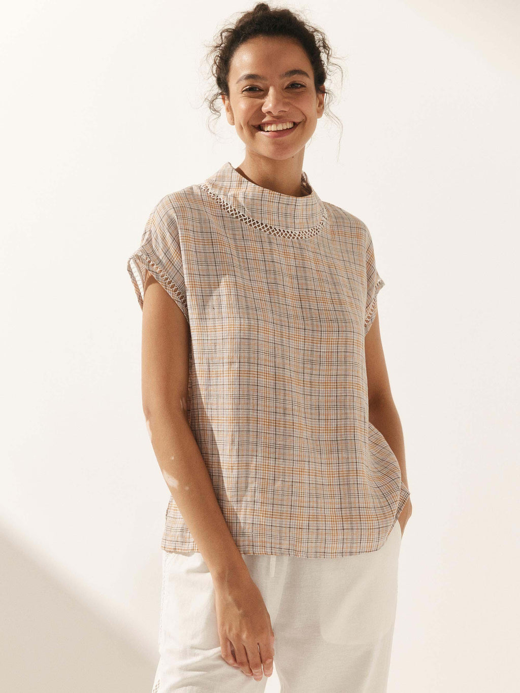 LINTICO LINTICO Linen Cutout Turtleneck Top QUINN — detail shot 8
