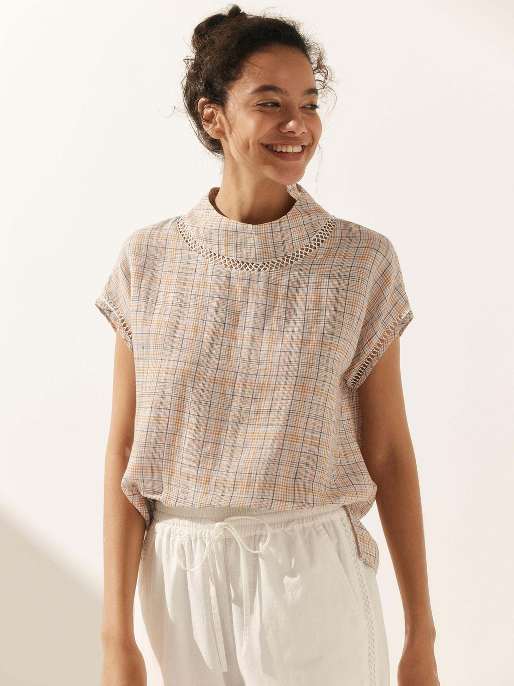 LINTICO LINTICO Linen Cutout Turtleneck Top QUINN — detail shot 9