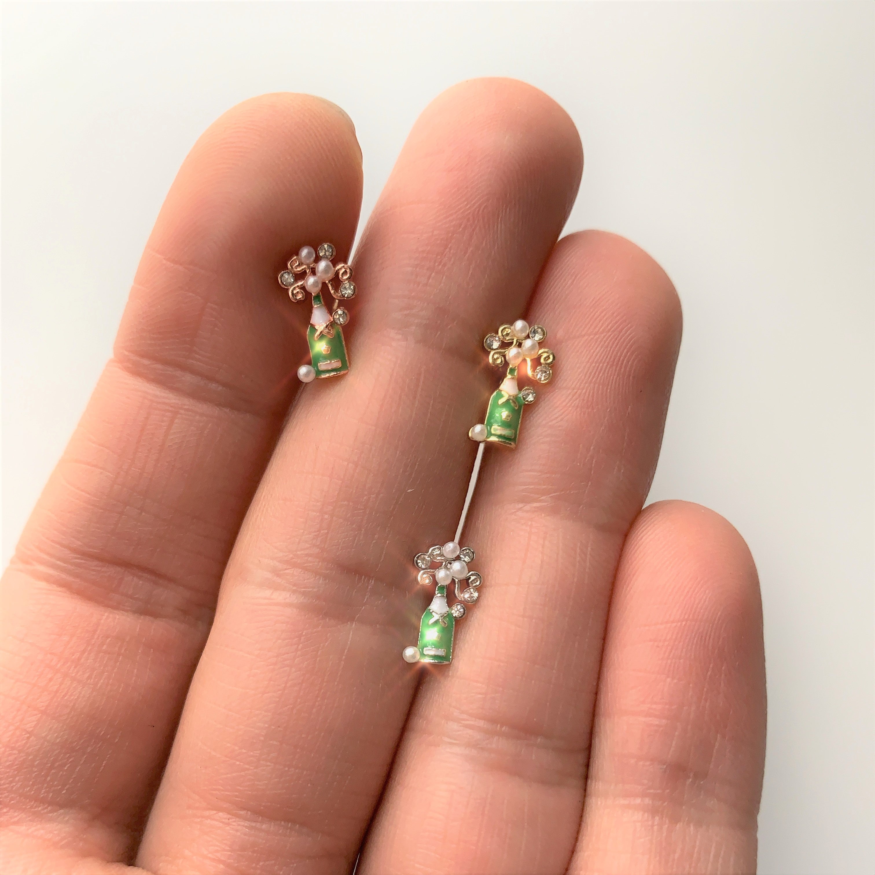 BodyCandy 16G 1/4 Clear Gem Gold Tone Champagne Cartilage Tragus — detail close-up