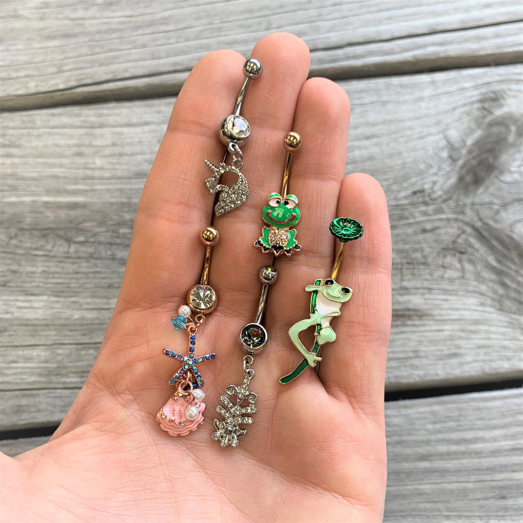 BodyCandy Clear Gem Rose Gold Tone Green Goofy Frog Belly Ring — detail close-up