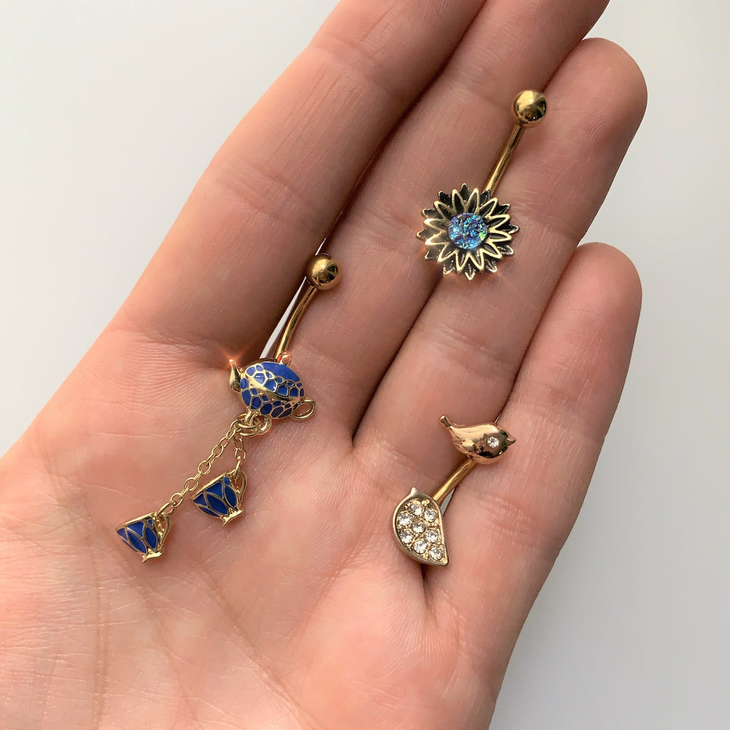 BodyCandy Gold Tone Aqua Center Sunburst Flower Belly Ring — detail close-up