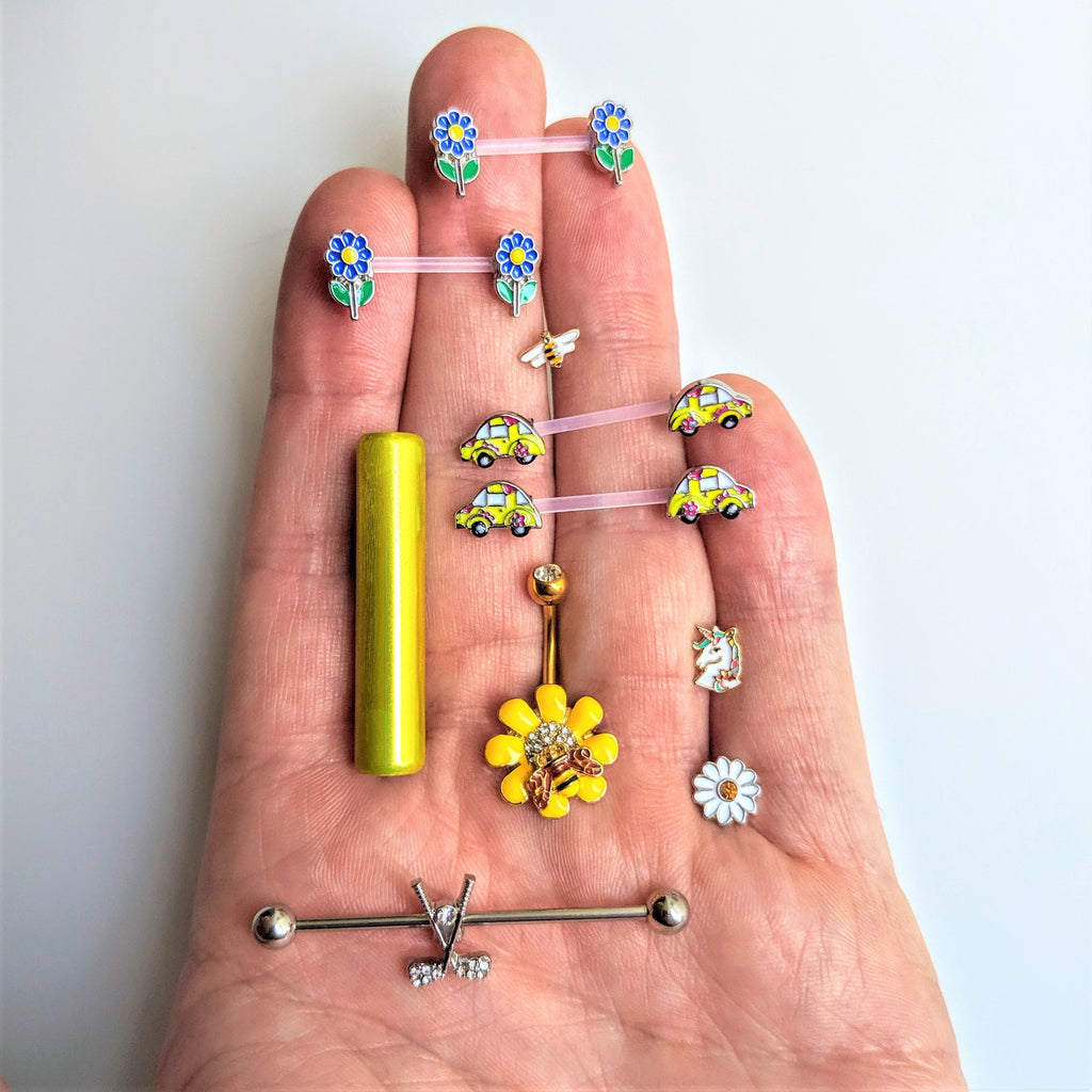BodyCandy Clear Gem Gold Tone Red Yellow Bee Flower Belly Ring — detail close-up