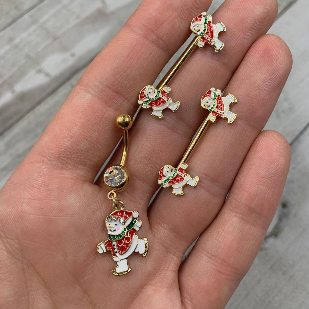 BodyCandy Clear Gem Gold Tone Ice Skating Snowman Christmas Dangle Belly Ring — detail close-up