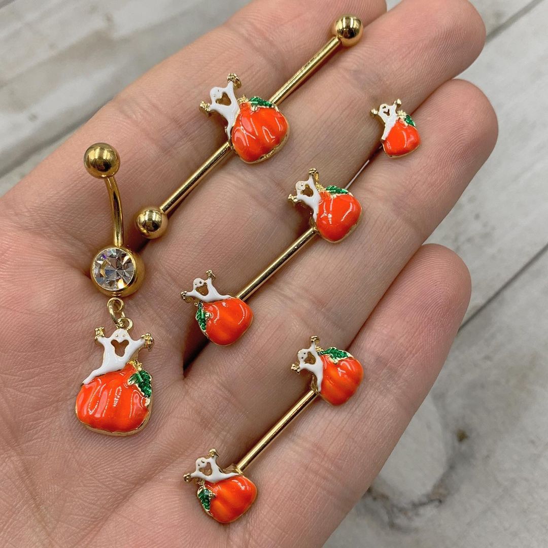 BodyCandy 16G 5/16 Gold Tone Haunted Pumpkin Halloween Labret Monroe Tragus — detail close-up