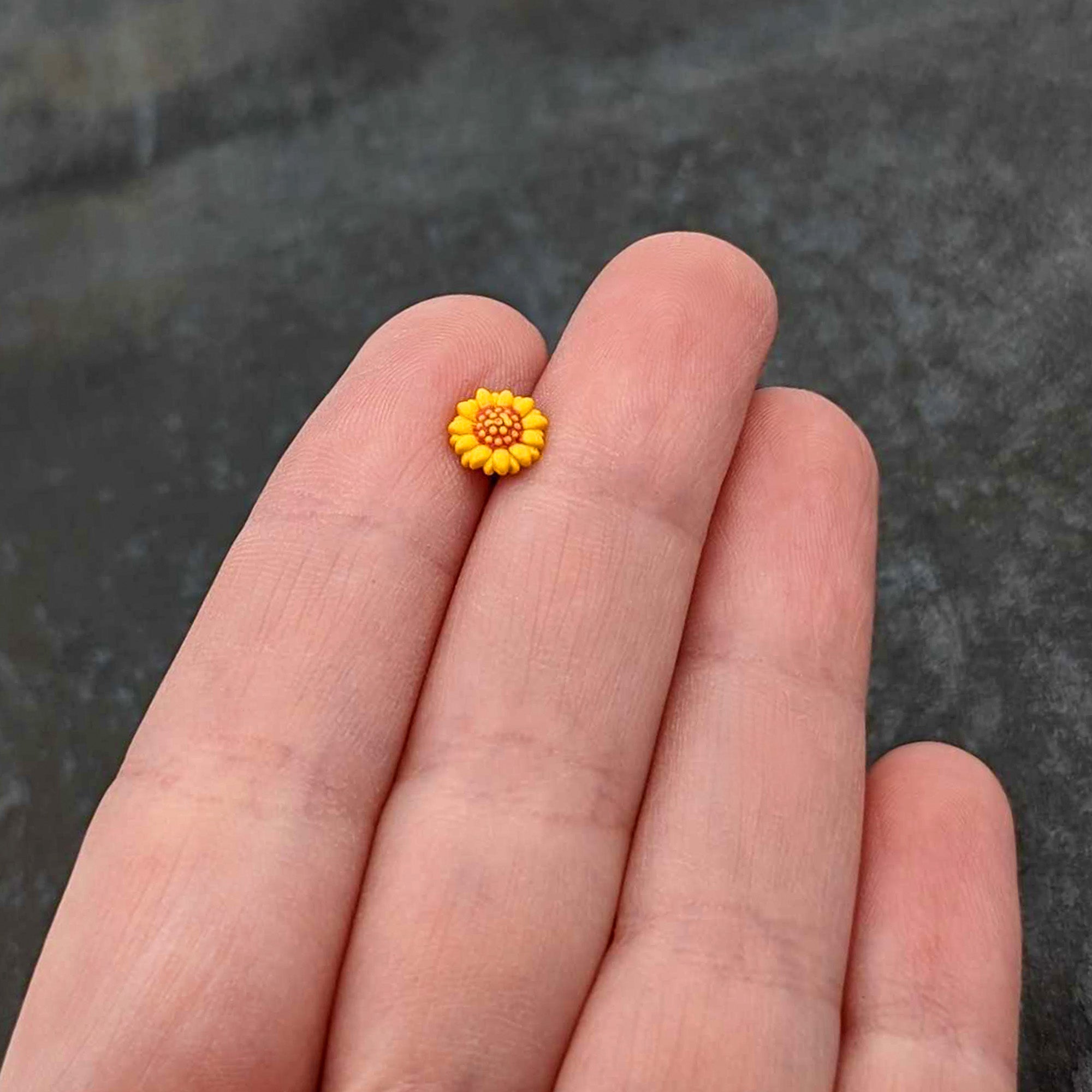 BodyCandy 16G 5/16 Happy Sunflower Yellow Labret Monroe Tragus — size reference