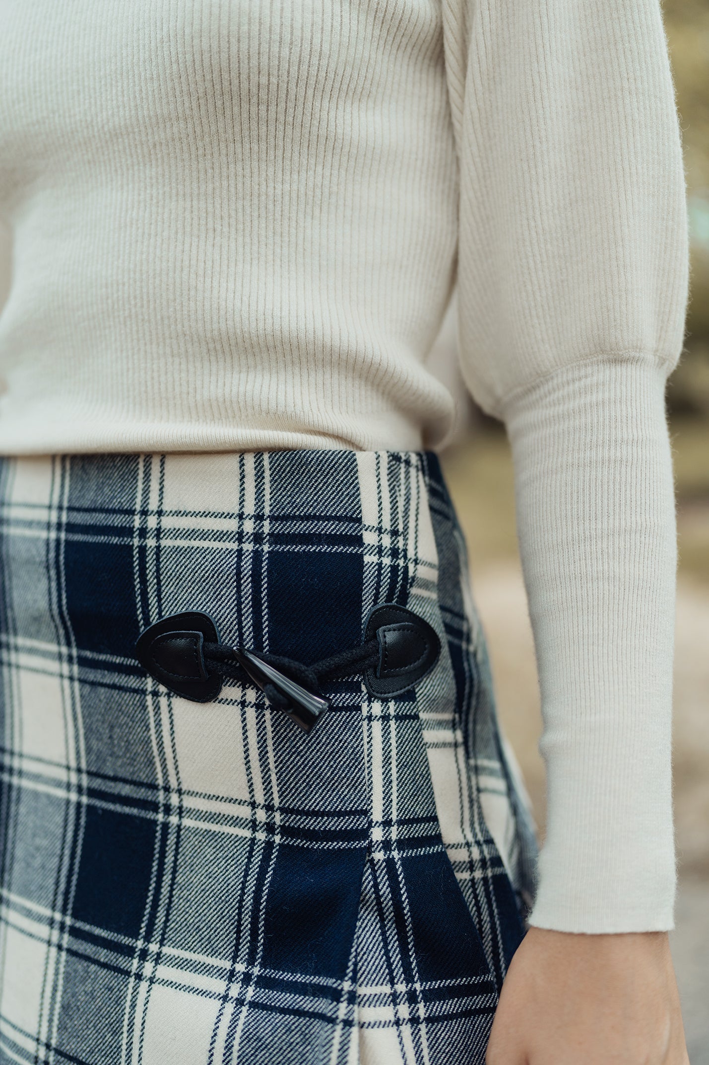 profile-nyc BALLOON SLEEVE SWEATER — detail close-up