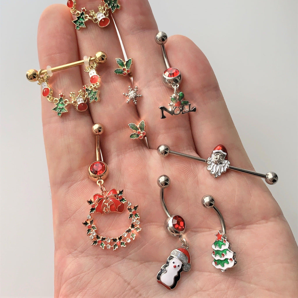 BodyCandy Red Gem Rose Gold Tone Holiday Wreath Christmas Dangle Belly Ring — detail close-up