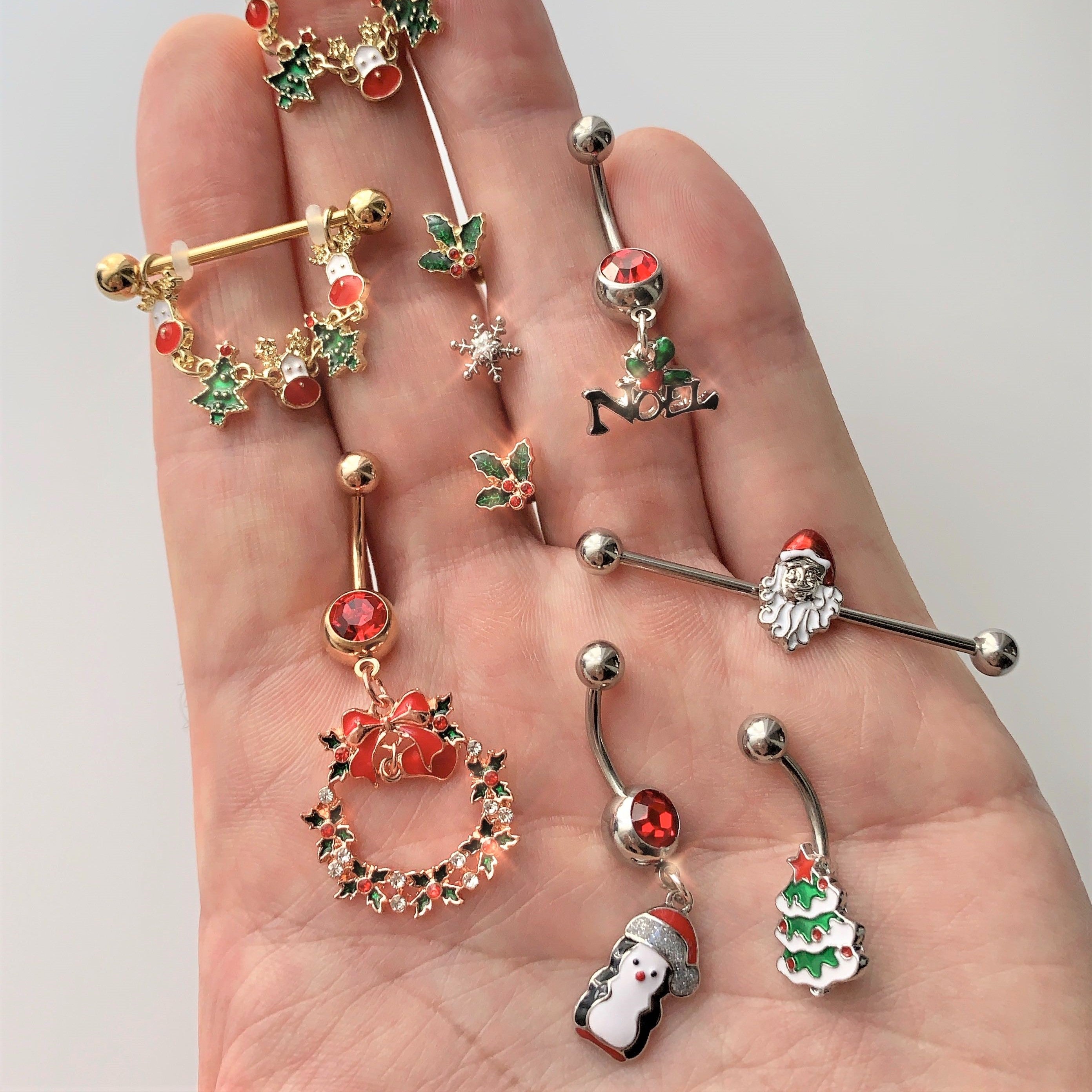 BodyCandy Red Gem Rose Gold Tone Holiday Wreath Christmas Dangle Belly Ring — detail close-up