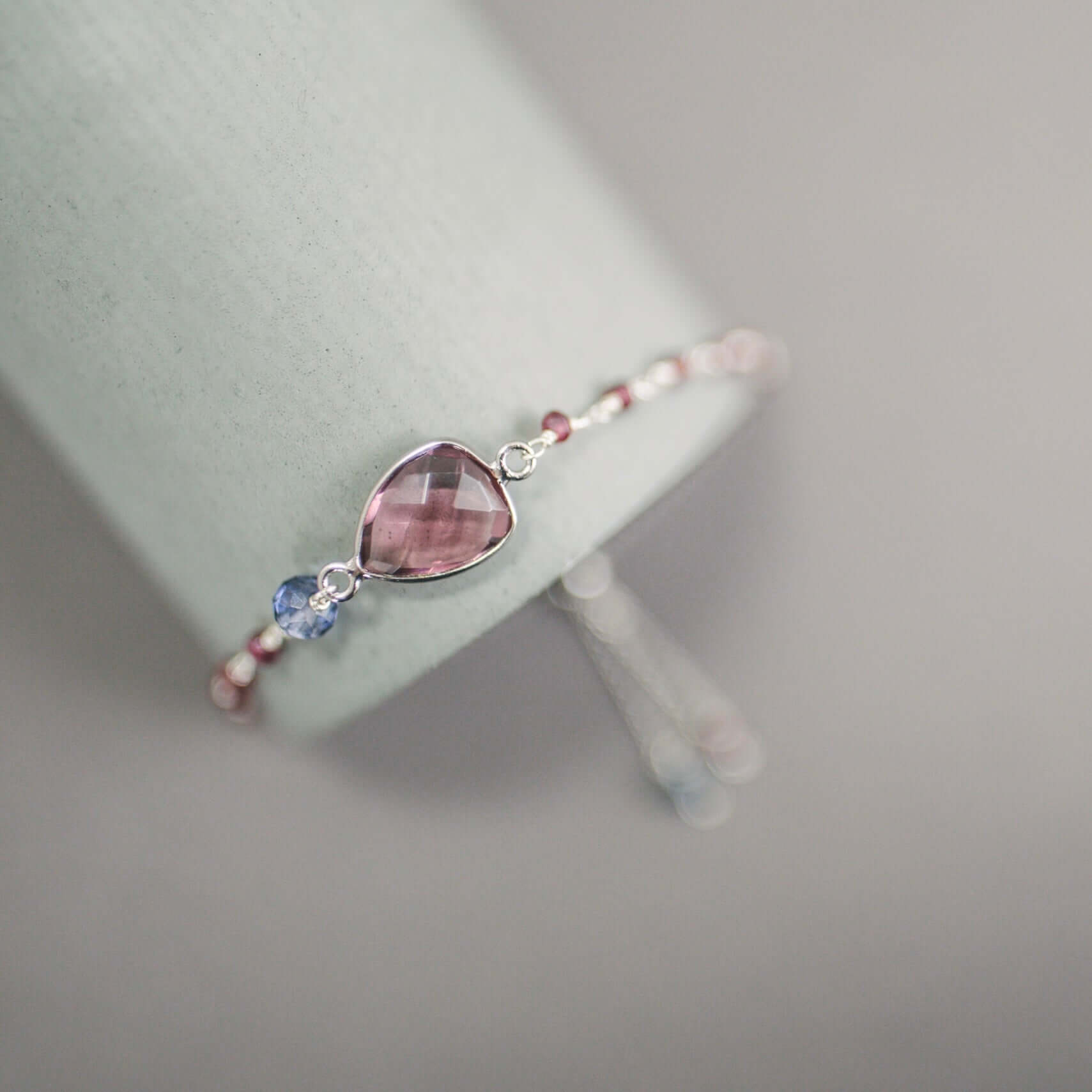 PARKEN JEWELRY PARKEN JEWELRY Green Amethyst Gold Isla Bracelet — detail close-up