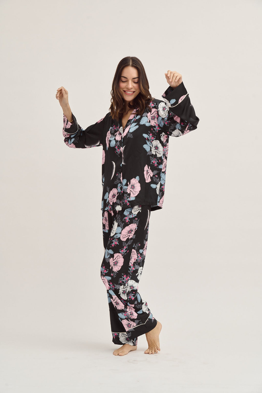 Simoné Sleepwear USA Washable Silk Pajama Set - Grace Kelly — lifestyle context