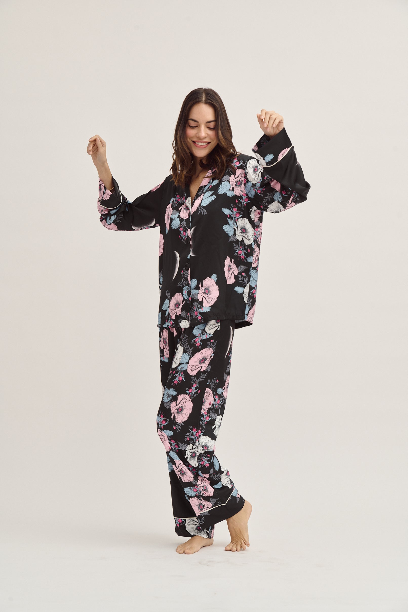 Simoné Sleepwear USA Washable Silk Pajama Set - Grace Kelly — lifestyle context