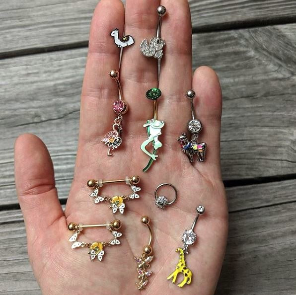 BodyCandy Clear Black Gem Ducky Belly Ring — detail close-up