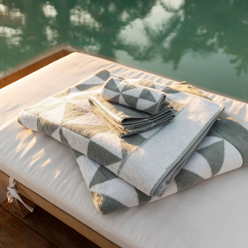 Italic Umbra Beach Towel — alternative angle