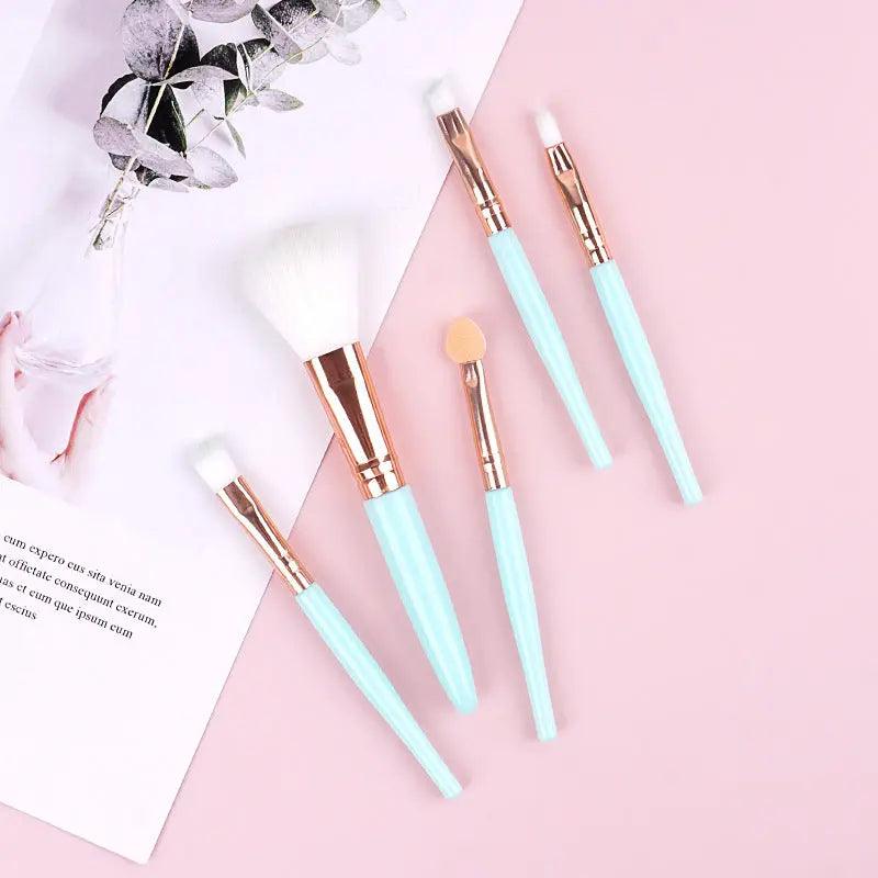 Mariam's Collection Mariam's Collection MMU022 mini eyeshadow brush — main product shot