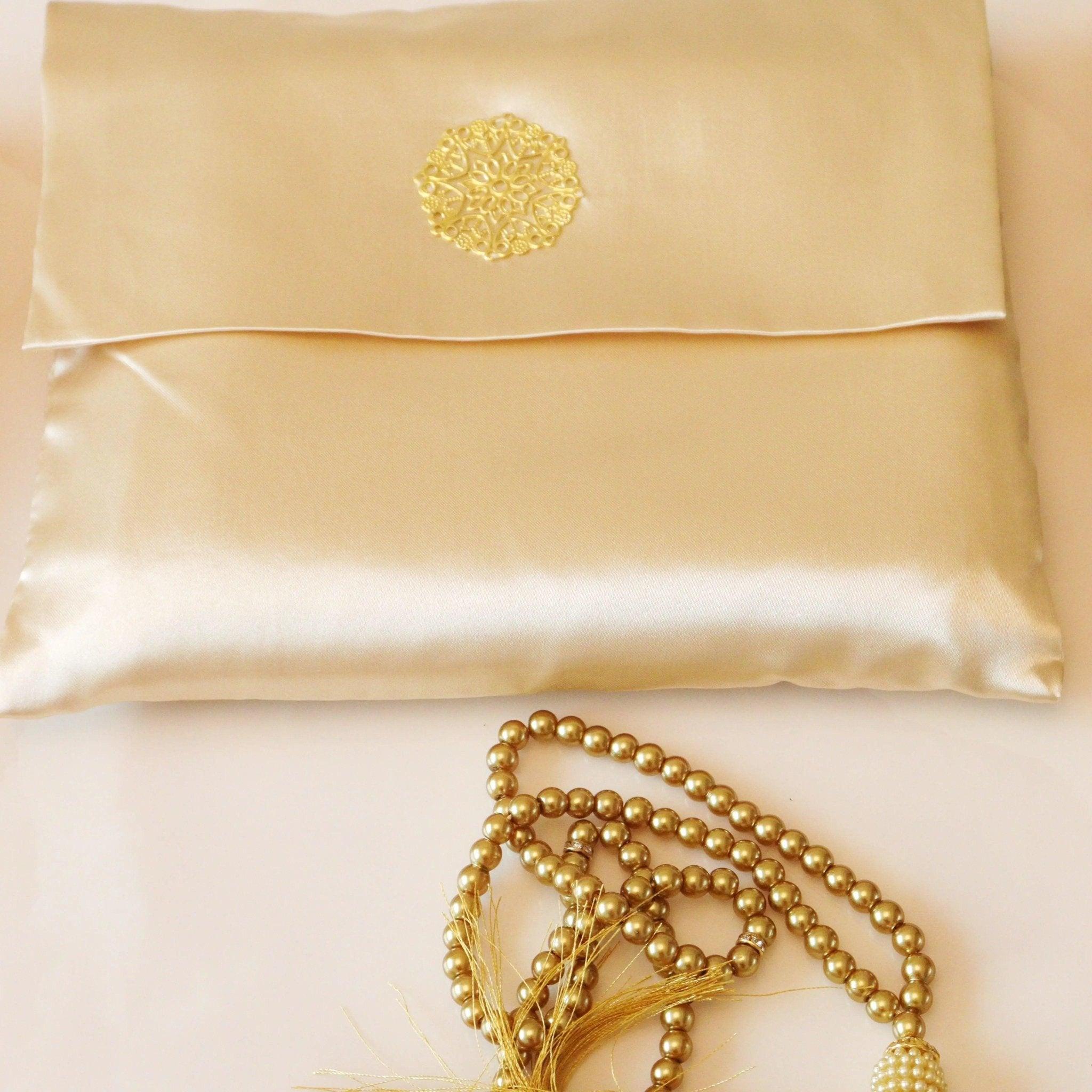Mariam's Collection Mariam's Collection Luxury Prayer Mat and Tasbeeh Set (MR048) — product on model