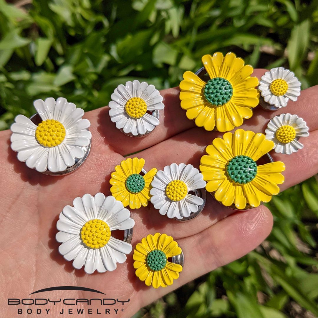 BodyCandy Yellow Daisy Flower Screw Fit Plug Set — detail close-up