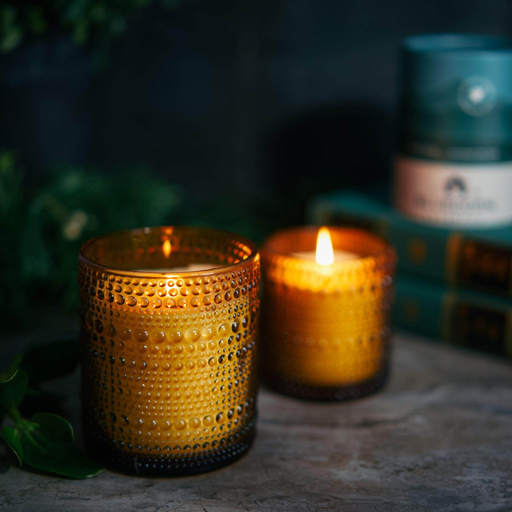 Bluecorn Candles The Woodsy Scented Candle - Aromática — branding close-up